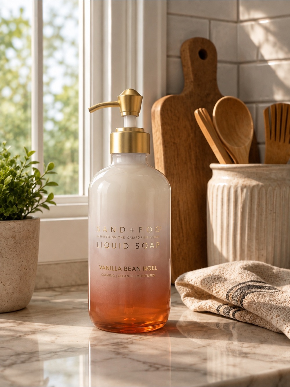 Sand + Fog Vanilla Bean Noel Liquid Hand Soap with Gold Pump 15.7 fl oz